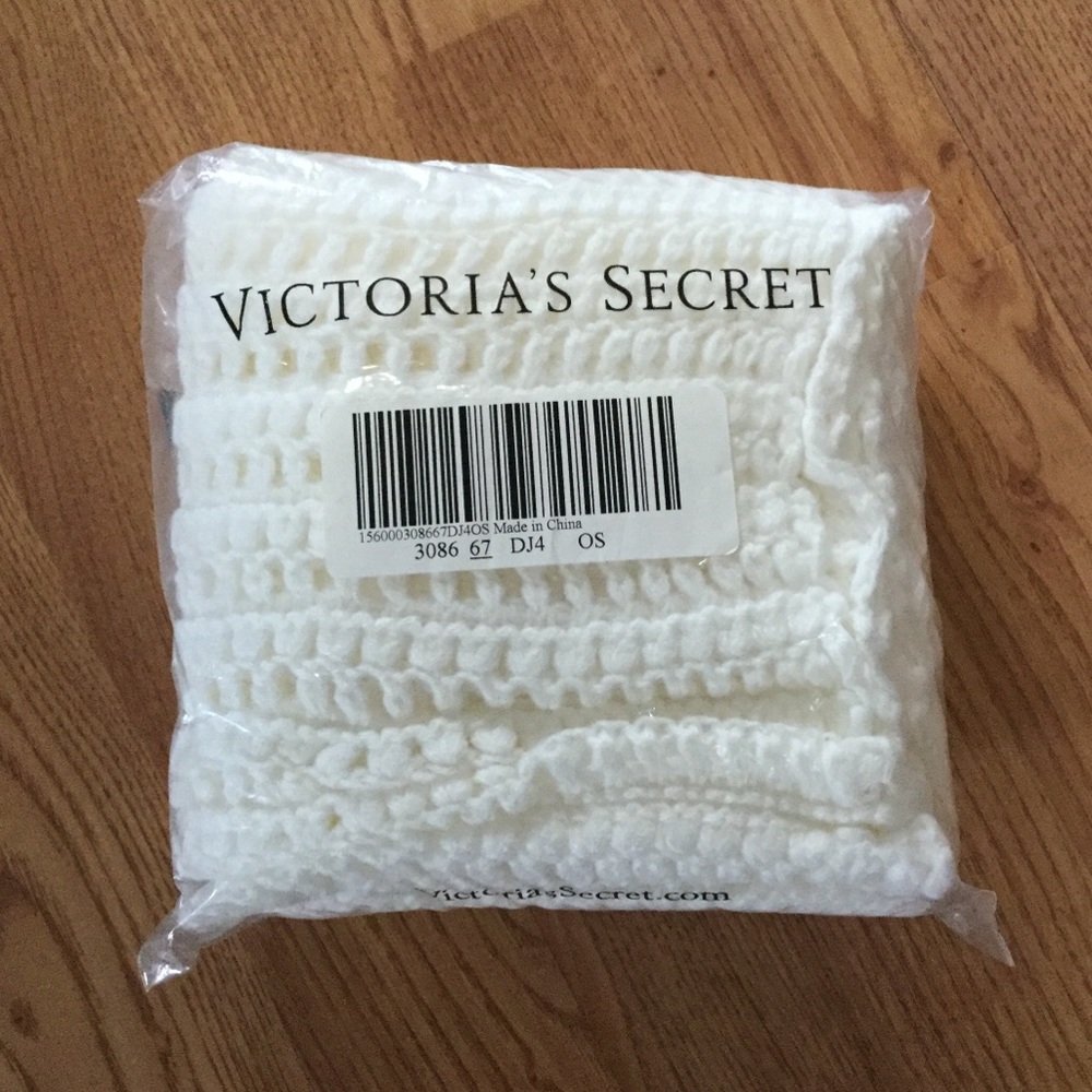 Victoria's Secret Knit Circle Scarf. White, NWT